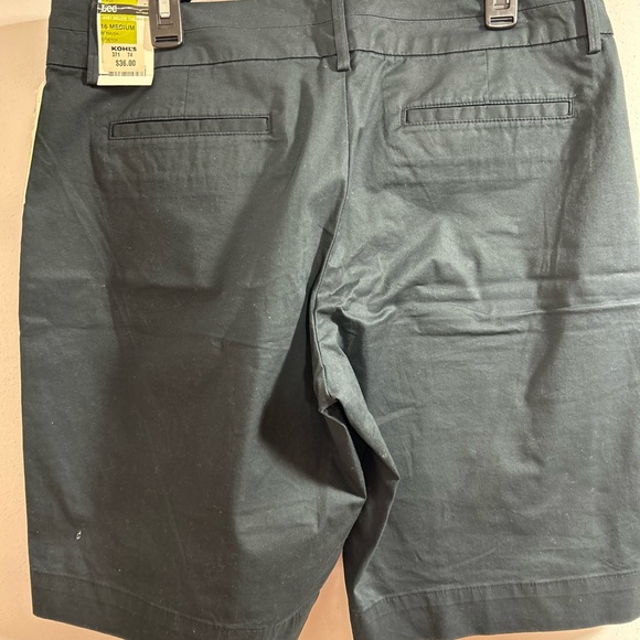 Lee NWT Women's Black Bermuda Natural Fit Zip Shorts Size 16 - Picture 3 of 9